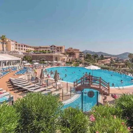 2p With Pool Near The Sea
