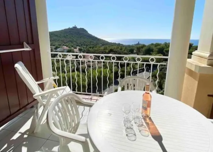 2p With Pool Near The Sea